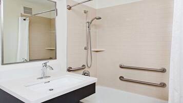 Huone, 1 keskisuuri parisänky, esteetön, tupakointi kielletty (Tub) | Kylpyhuone | Hiustenkuivaaja, pyyhkeet, saippua, sampoo