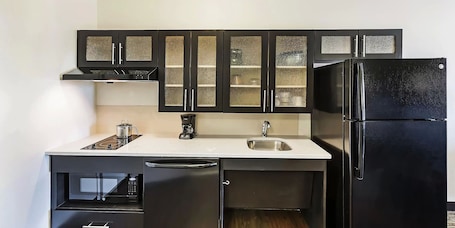 Full-size fridge, microwave, stovetop, dishwasher