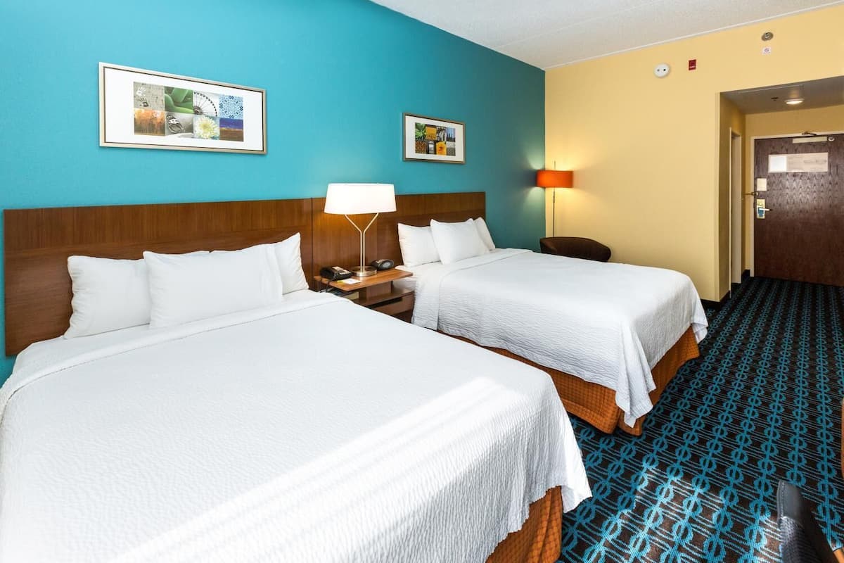 Ropa de cama de alta calidad, escritorio, cortinas opacas