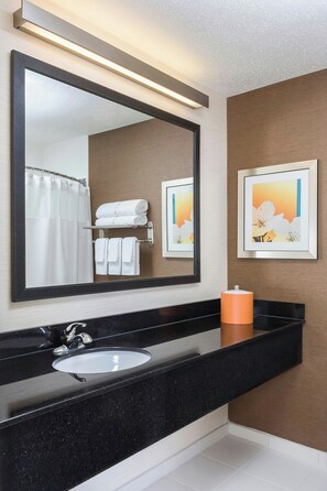 Combined shower/bathtub, designer toiletries, hair dryer, towels