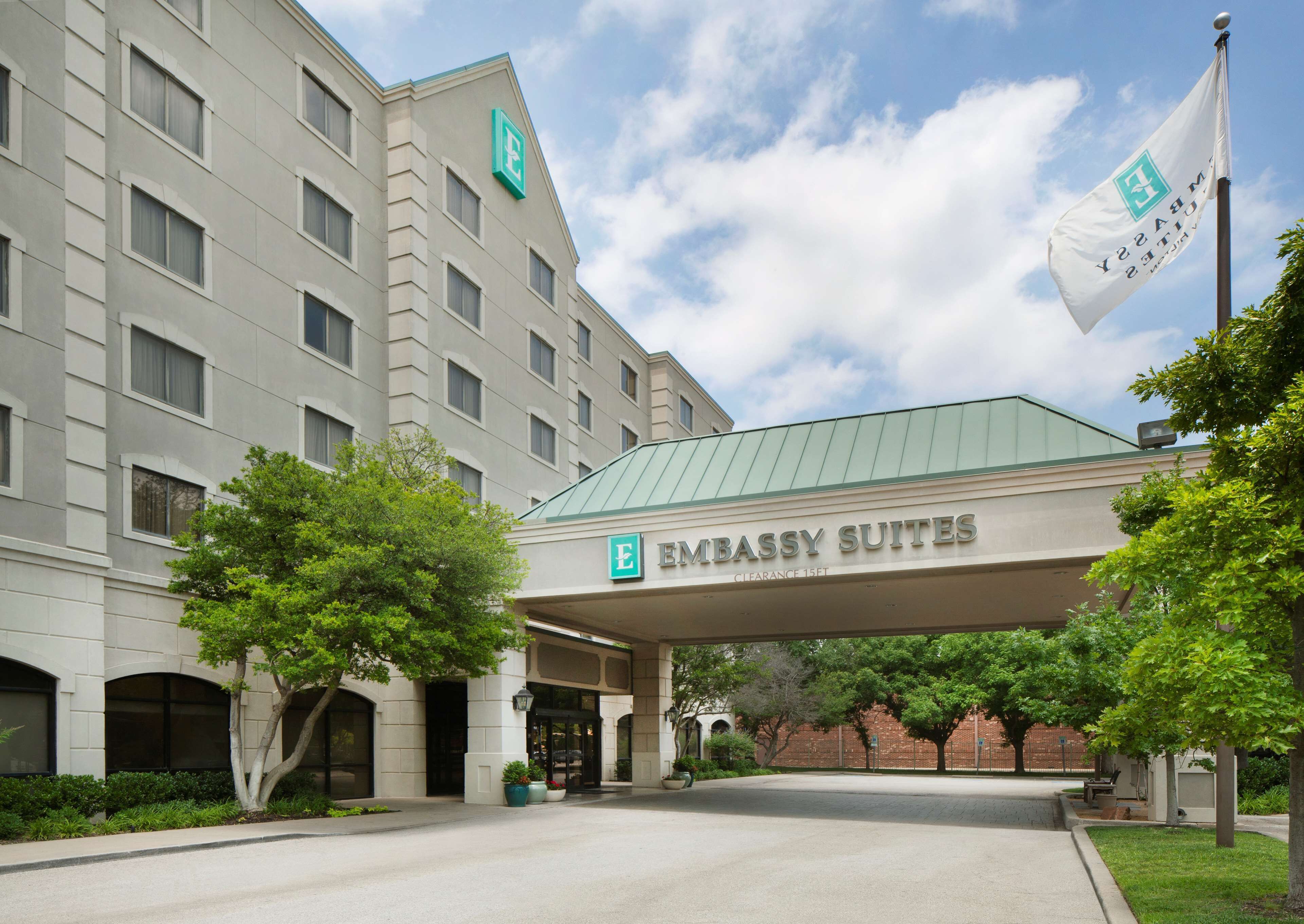 Entrada de un hotel con un cartel que dice "Embassy Suites".