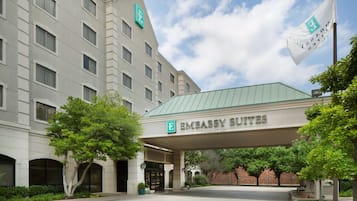 Entrada de un hotel con un cartel que dice "Embassy Suites".