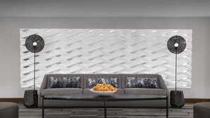 Un salon moderne avec un canapé, une table basse et deux lampadaires.