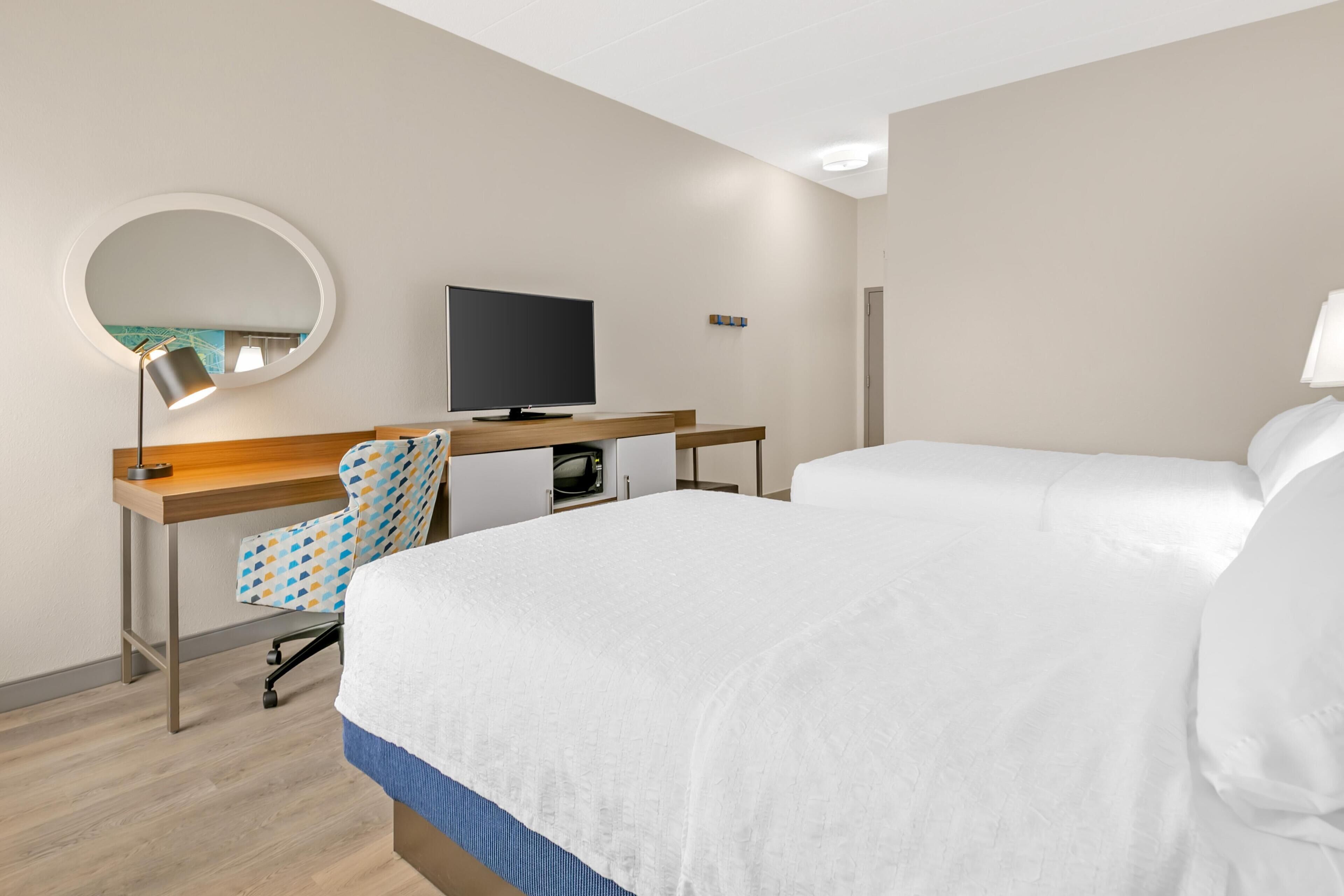 Ropa de cama de alta calidad y caja de seguridad en la habitación 