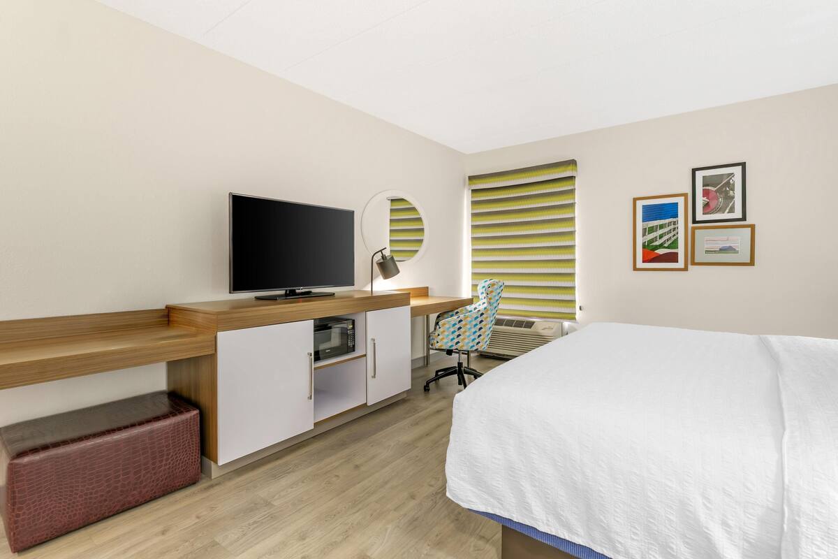 One King Bed, Non-Smoking | Premium bedding, in-room safe, iron/ironing board, cribs (free)