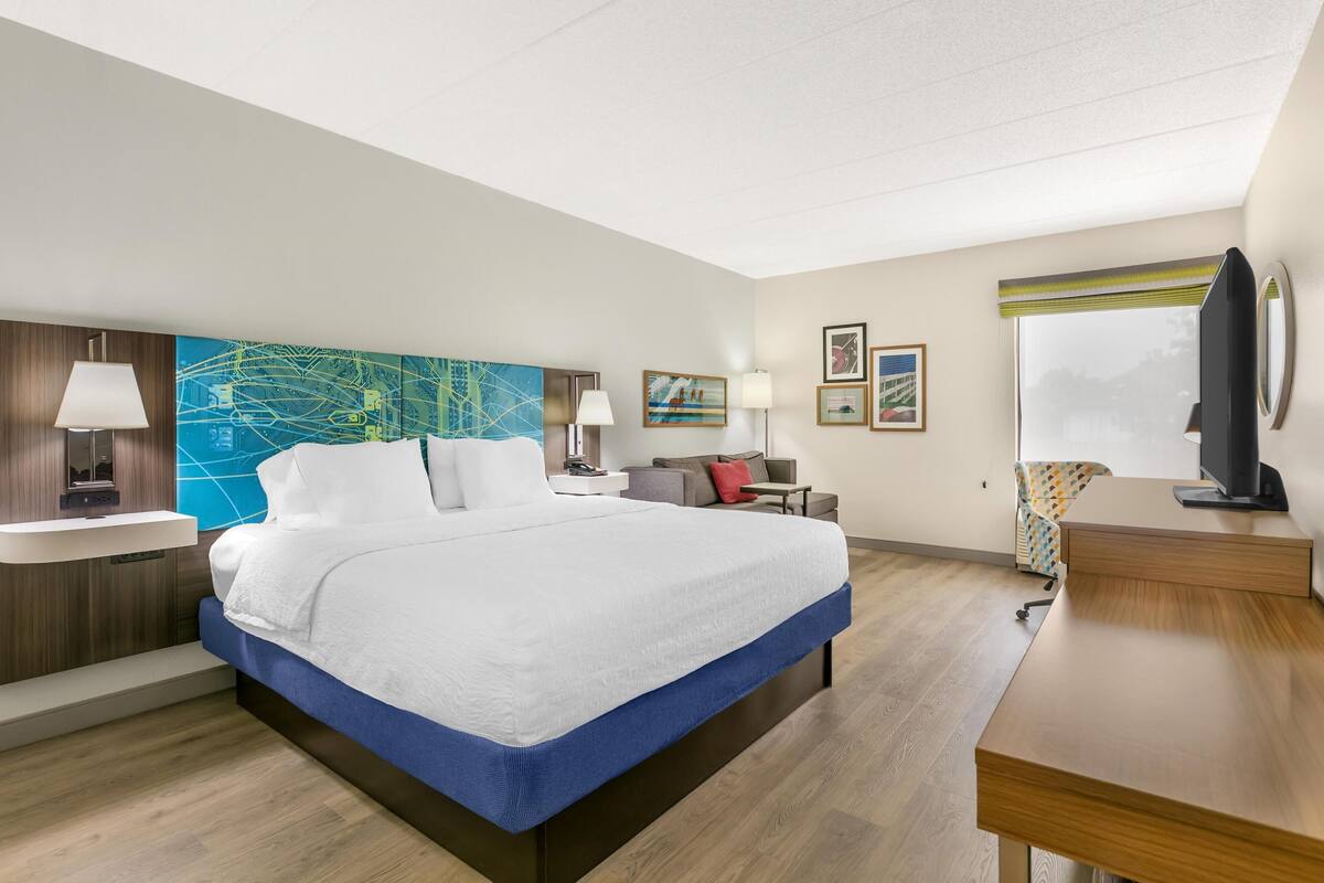Premium bedding, in-room safe, iron/ironing board, cribs (free)