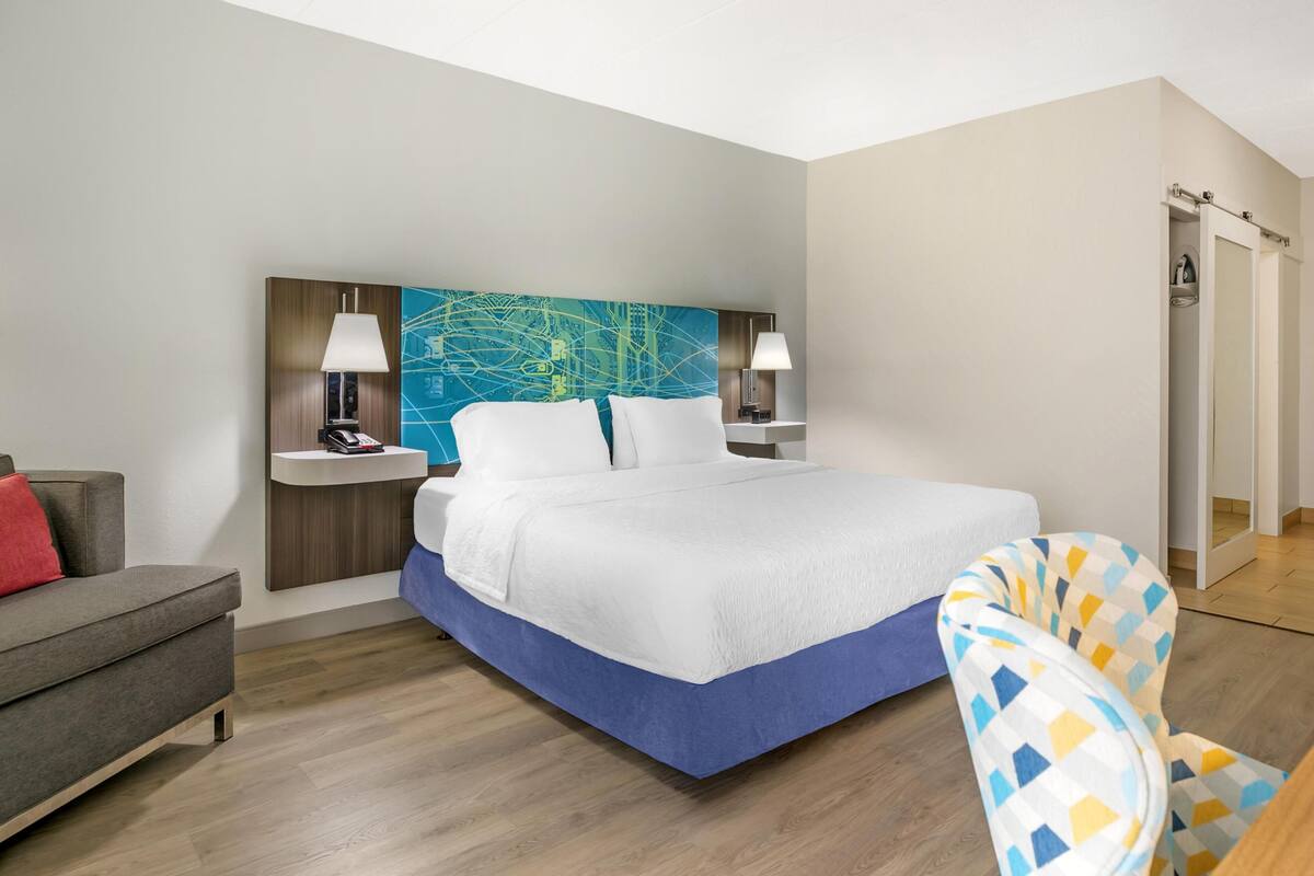 Room, 1 King Bed, Accessible | Premium bedding, in-room safe, iron/ironing board, cribs (free)
