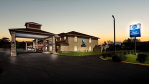 Un hôtel Best Western doté d’un parking couvert et d’une enseigne indiquant le nom de l’hôtel.