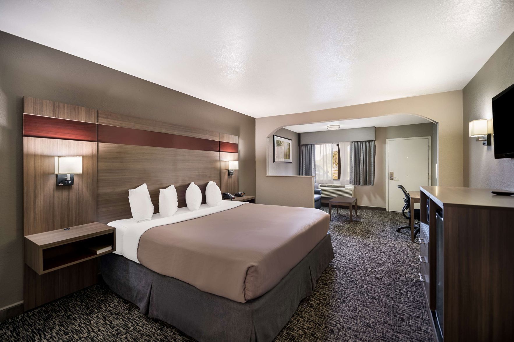 Materassi a doppio strato, una scrivania, ferro/asse da stiro