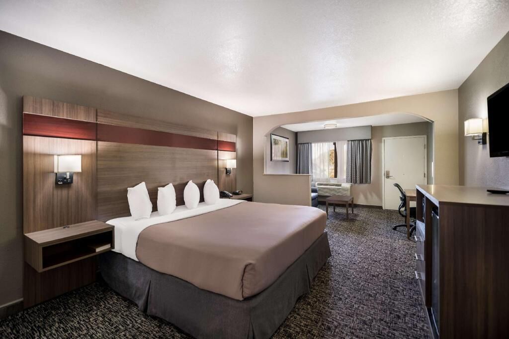 Materassi a doppio strato, una scrivania, ferro/asse da stiro