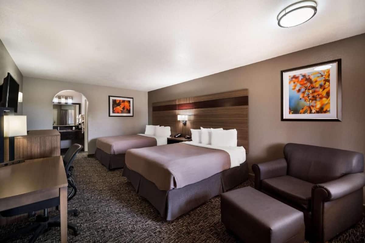 Surmatelas, bureau, fer et planche Ă repasser