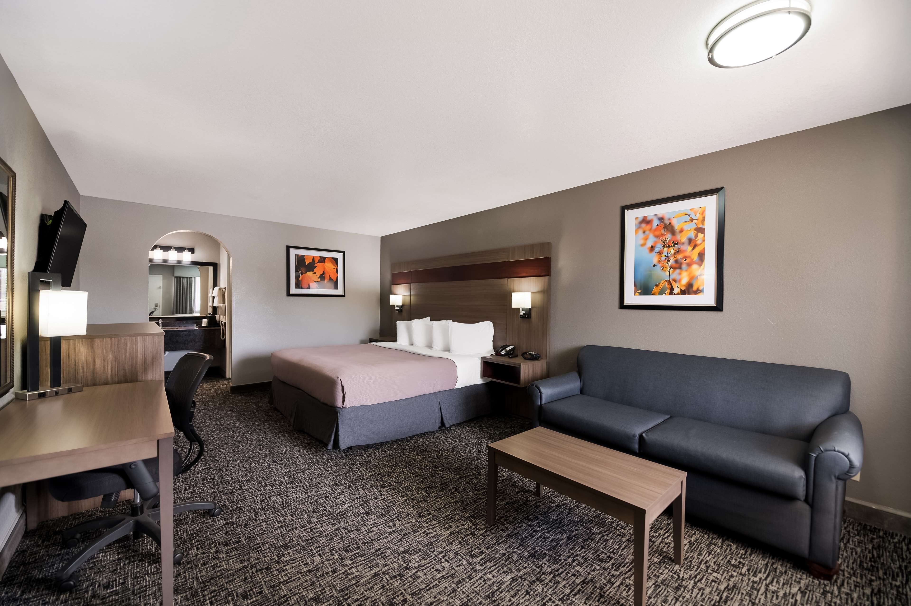 standard room, 1 king bed, non smoking, refrigerator & microwave | pillow-top beds, desk, iron/ironing board, rollaway beds