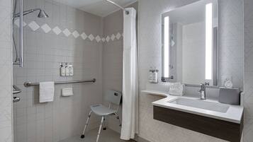 Quarto standard, 1 cama King, acessível (Accessible Shower, Chaise) | Banheiro | Chuveiro/banheira combinados, secador de cabelo, toalhas de banho