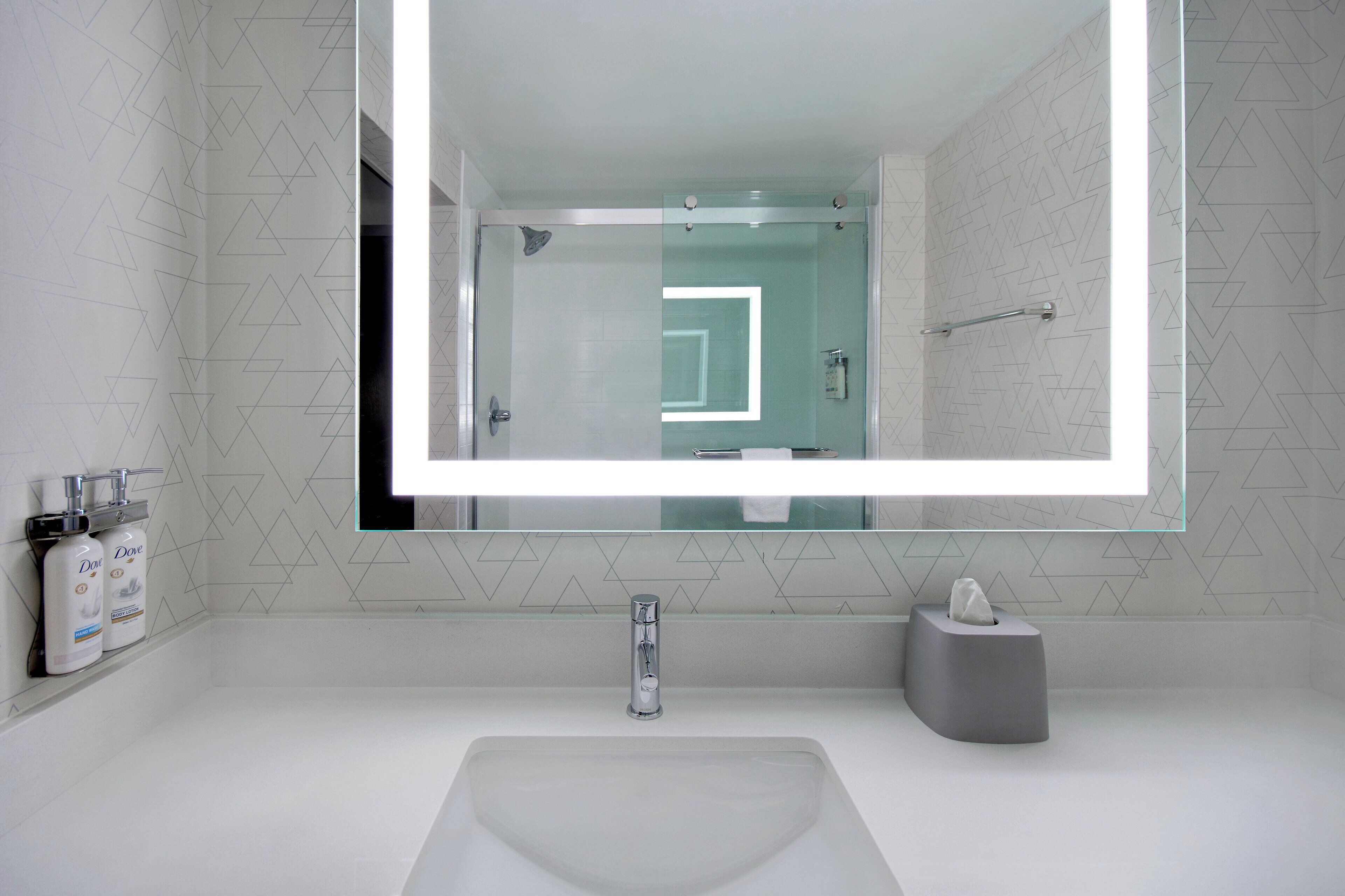 Combined shower/tub, hair dryer, towels