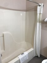 Bañera con ducha, secador de pelo, toallas