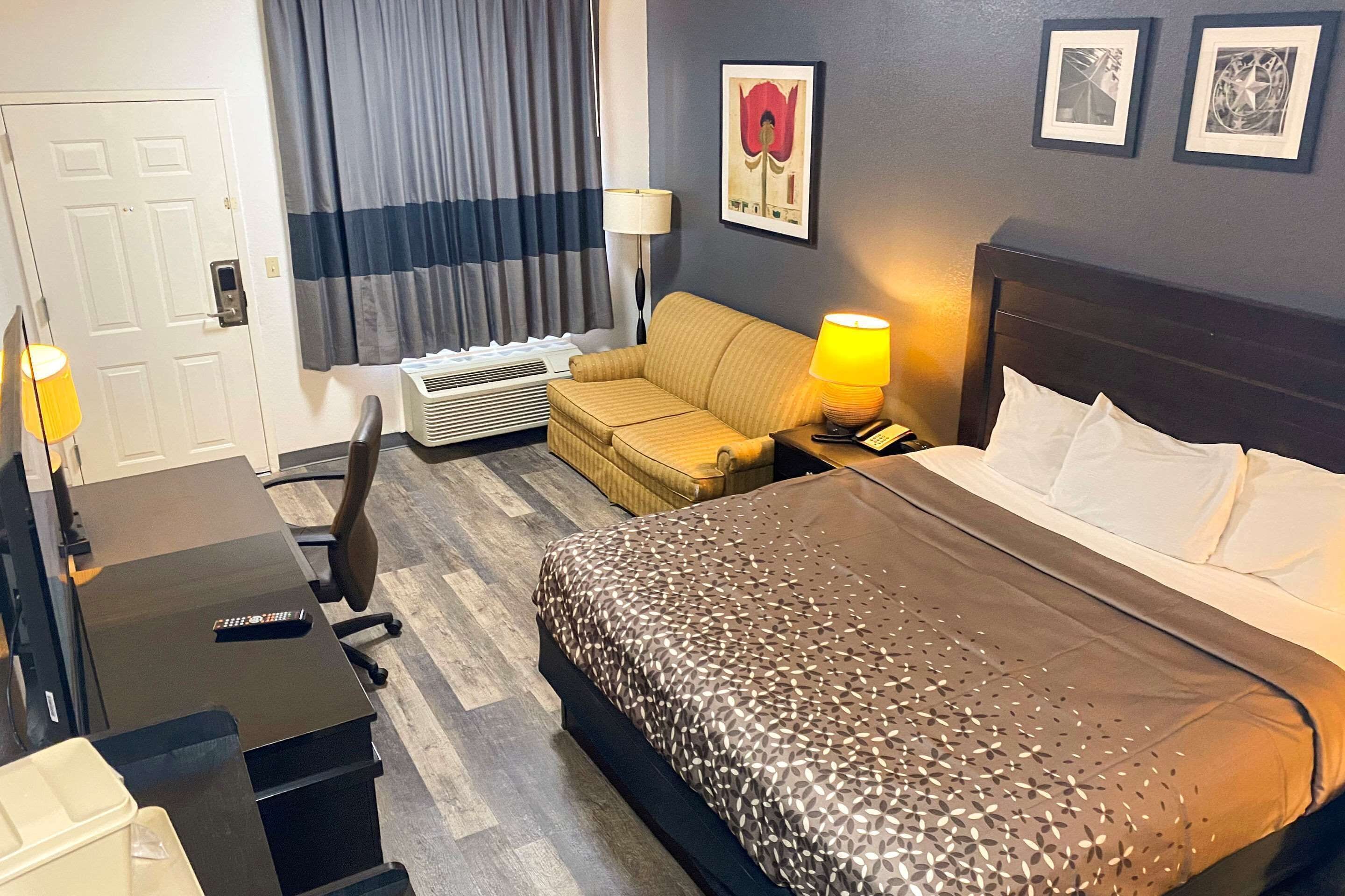 Tabla de planchar con plancha, wifi gratis y ropa de cama 