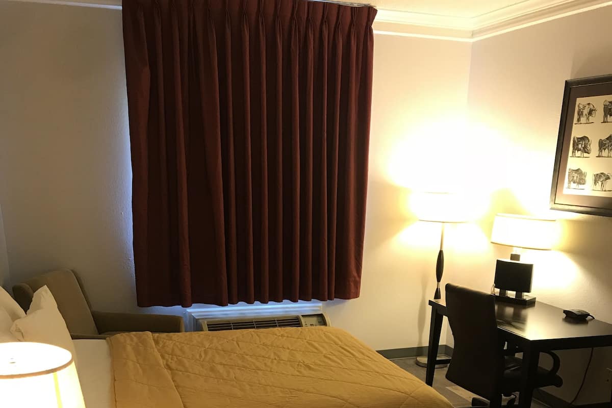 Iron/ironing board, free WiFi, bed sheets