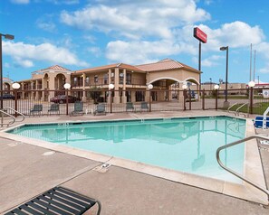 Piscine extérieure en saison