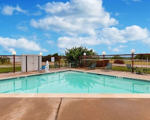 Piscine extérieure (ouverte en saison)