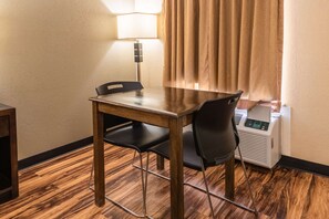 Standardzimmer, 1 King-Bett, Nichtraucher | Hochwertige Bettwaren, Pillowtop-Betten, Bügeleisen/Bügelbrett