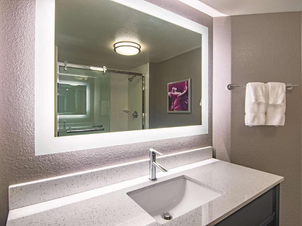 Bathroom | Combined shower/tub, free toiletries, hair dryer, towels