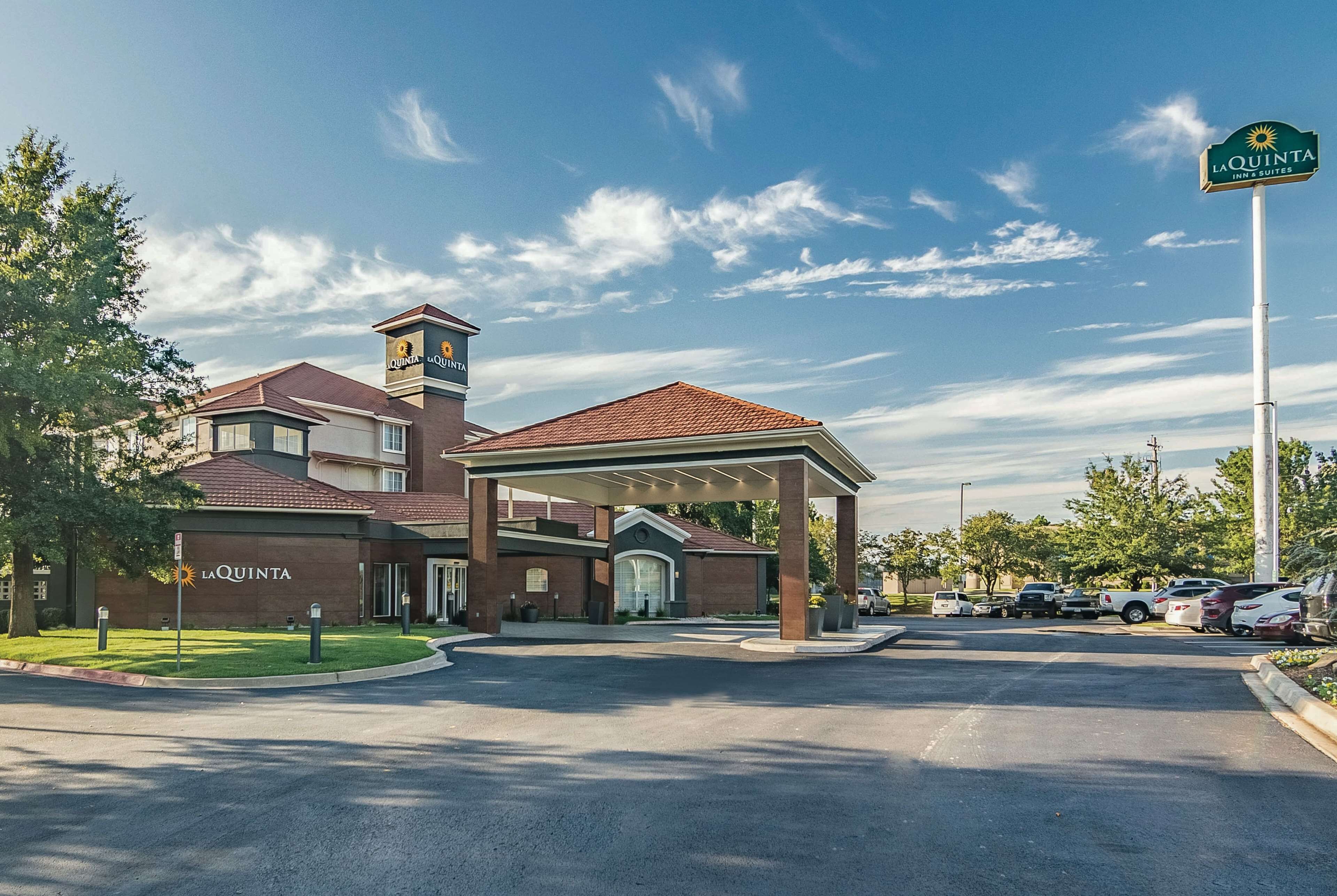 Un hôtel La Quinta doté d’une entrée couverte, d’une façade en briques et d’un parking.