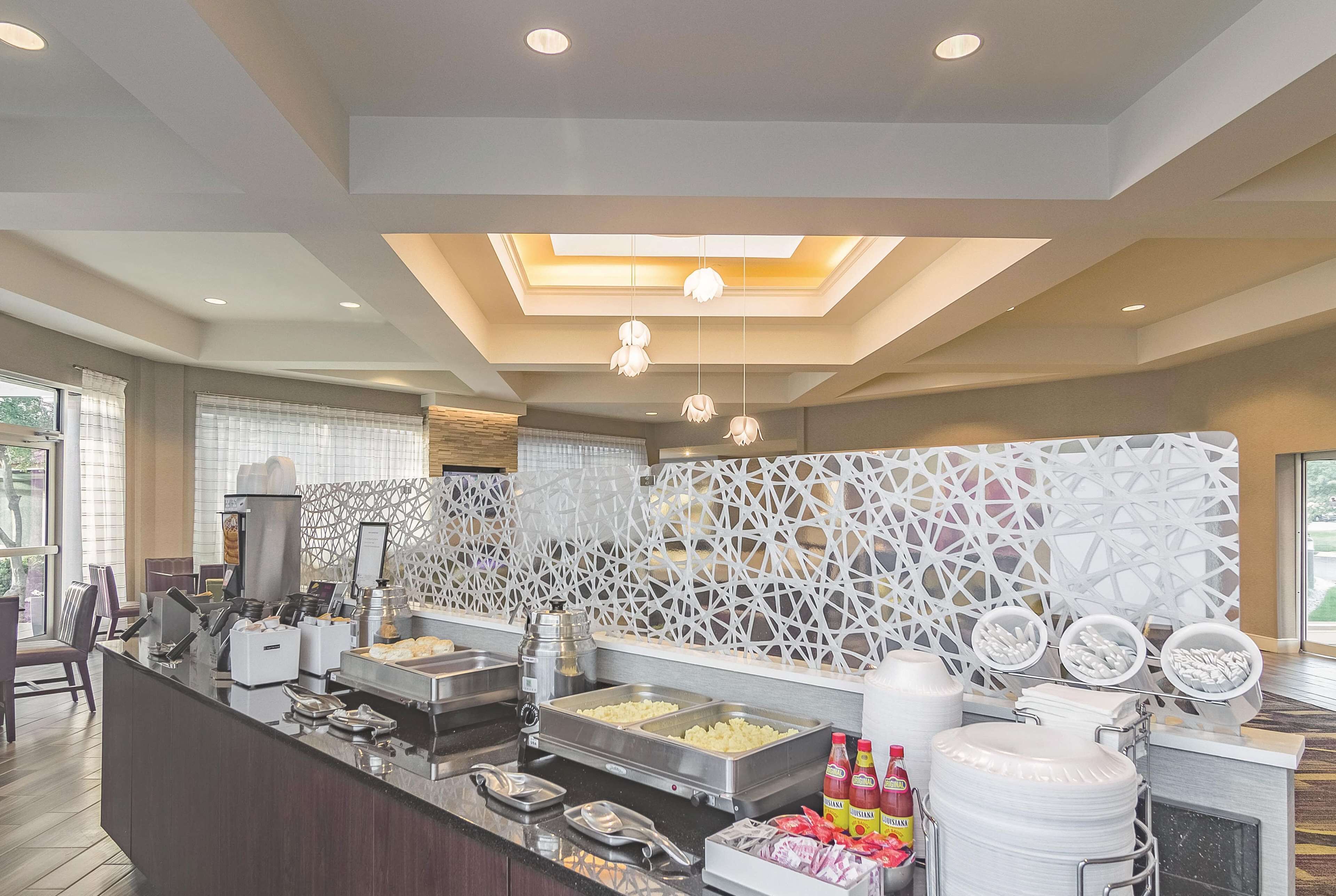 朝食 (コンチネンタル ブレックファスト 、無料)