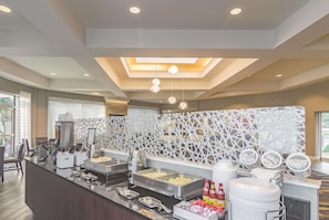 Free continental breakfast  - La Quinta Inn & Suites by Wyndham Oklahoma City Norman (Norman)