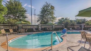 Piscine extérieure (ouverte en saison), chaises longues
