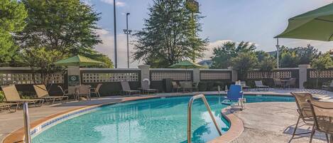 Piscina stagionale all'aperto, lettini