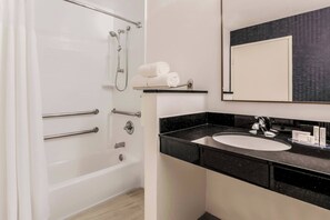 Een bad/douchecombinatie, gratis toiletartikelen, een haardroger