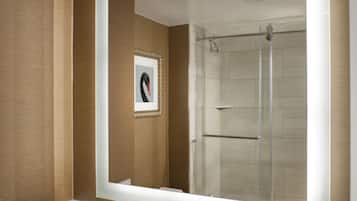 Bañera con ducha, artículos de tocador de diseñador, secador de pelo
