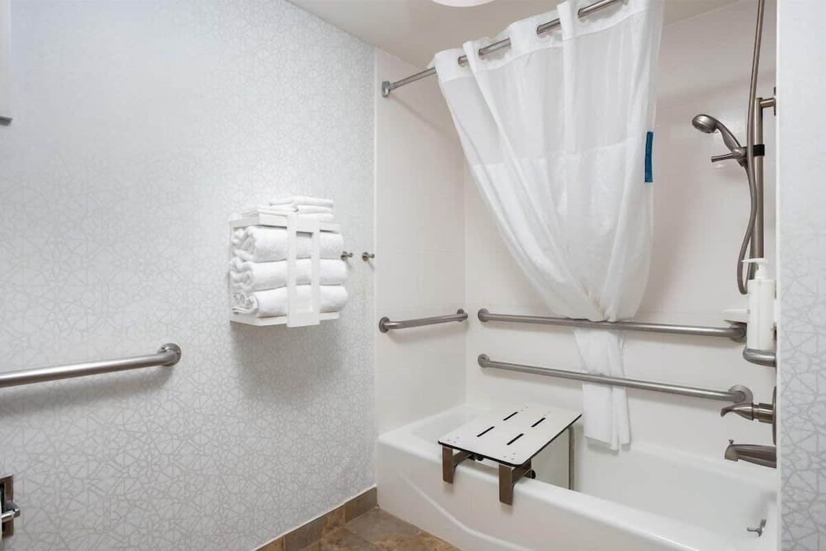 Bathroom | Combined shower/bathtub, deep-soaking bathtub, free toiletries