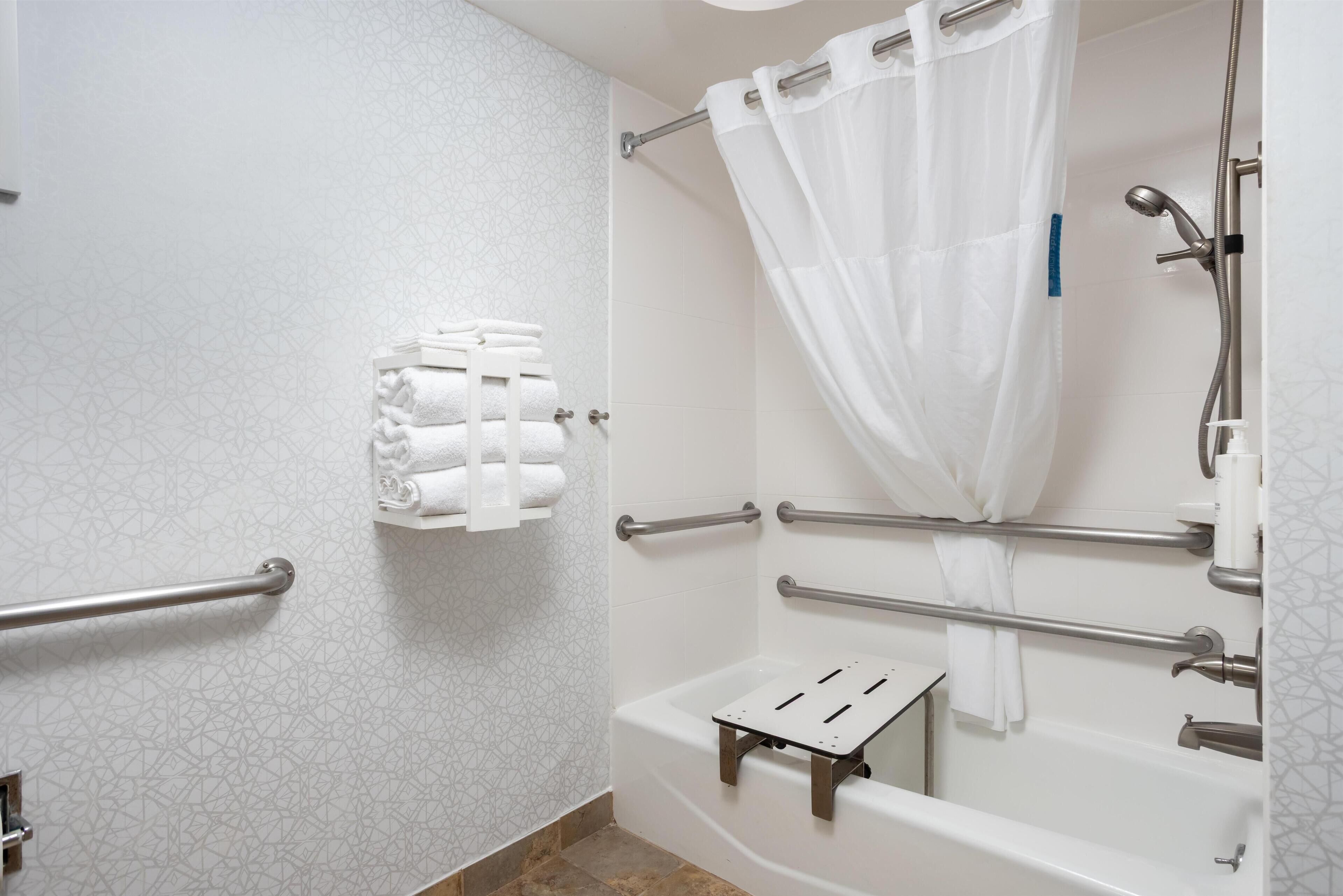 Tina con regadera, tina profunda, amenidades de baño gratuitas 