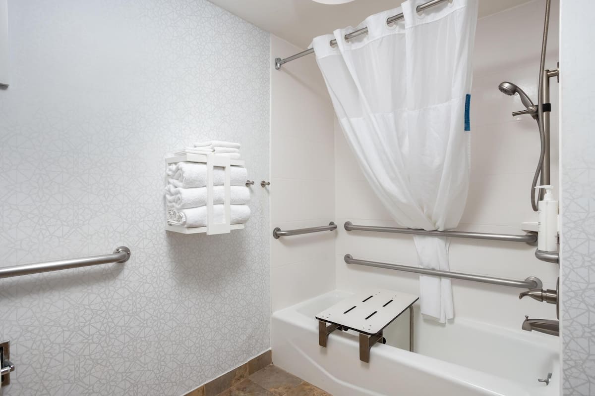 Tina con regadera, tina profunda, amenidades de baño gratuitas