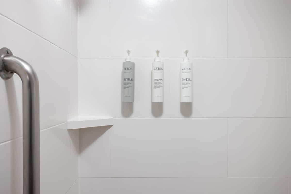 Combined shower/bathtub, deep-soaking bathtub, free toiletries