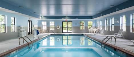 Piscine couverte, chaises longues