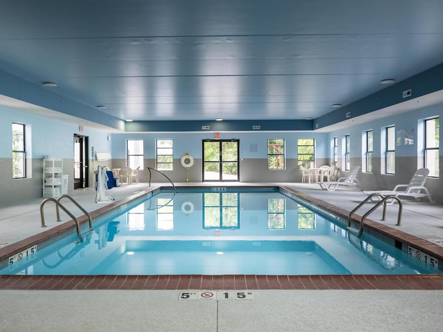 Indoor pool, sun loungers