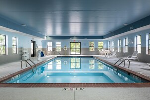 Indoor pool, sun loungers