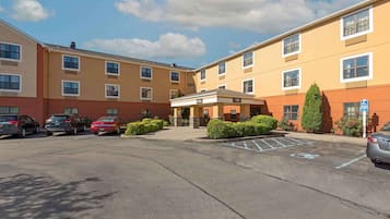 Hotel with modern design, flat roof, and uniform facade, featuring a welcoming entrance and parking area.