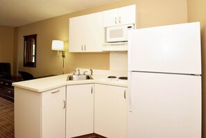 Room, 1 King Bed, Non Smoking, Kitchen | Private kitchen