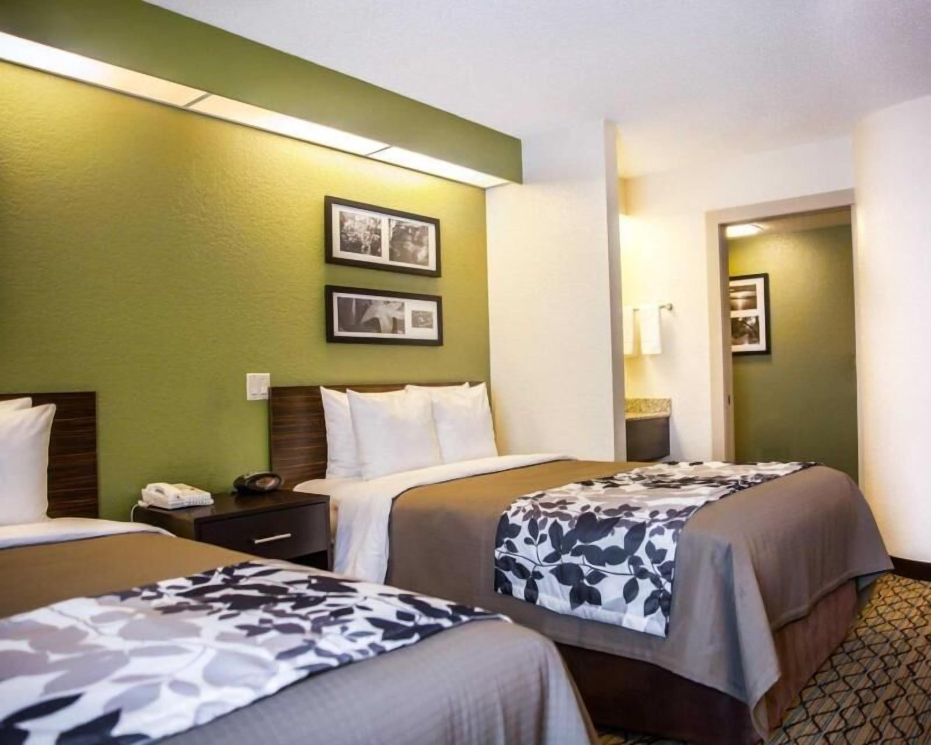 خزنة داخل الغرفة ومكتب ومساحة عمل للكمبيوتر المحمول وستائر تعتيم