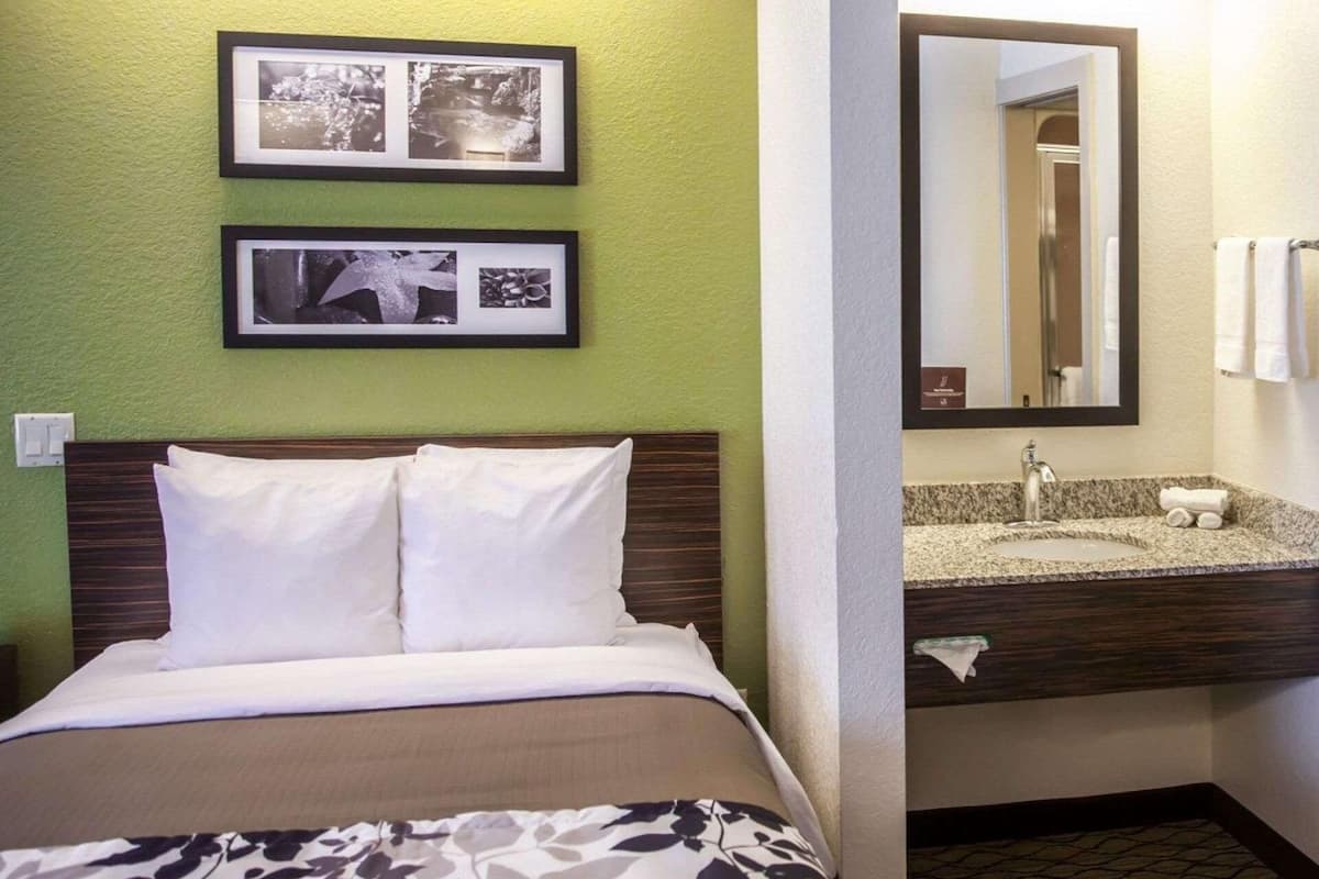 خزنة داخل الغرفة ومكتب ومساحة عمل للكمبيوتر المحمول وستائر تعتيم