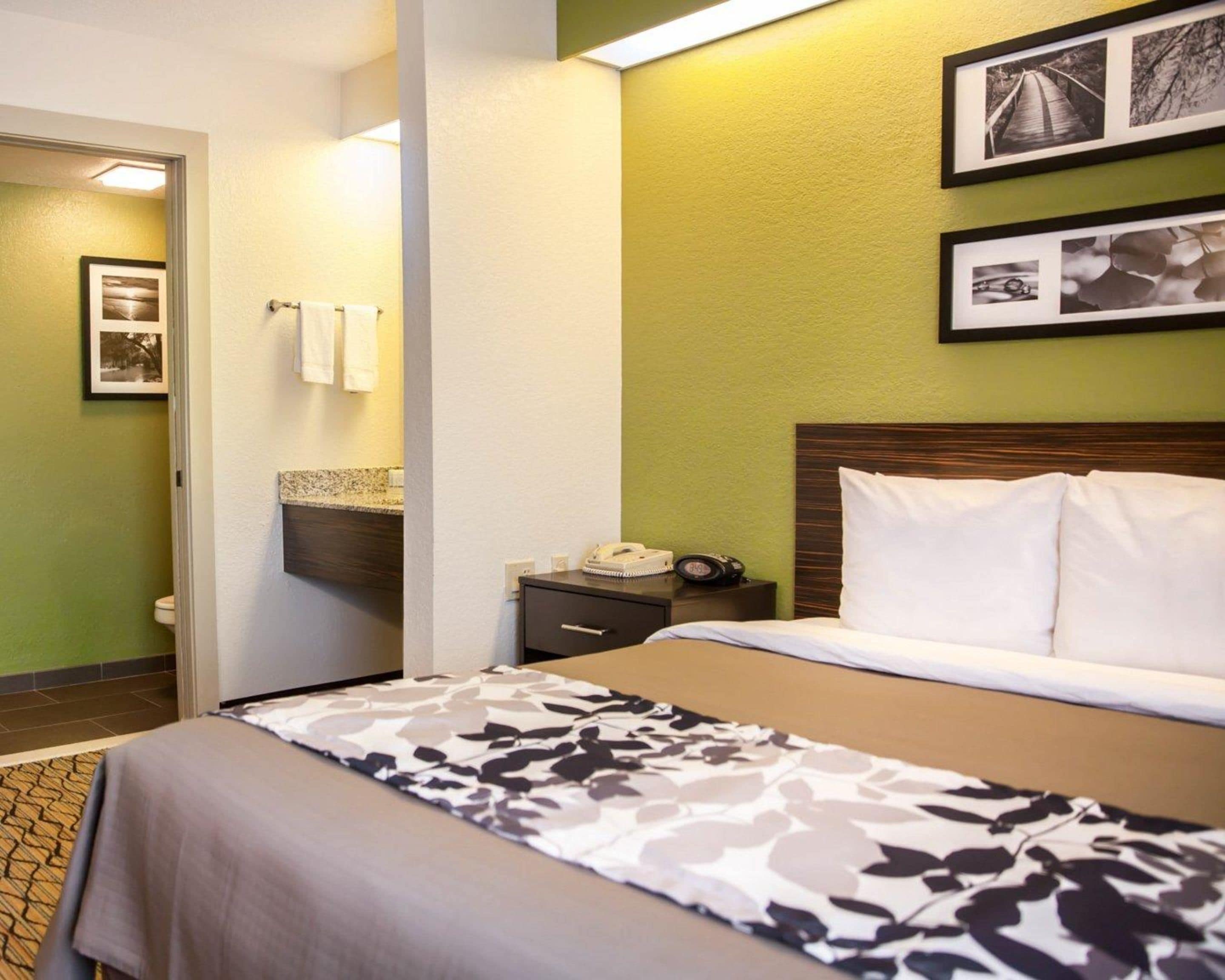 in-room safe, desk, laptop workspace, blackout curtains