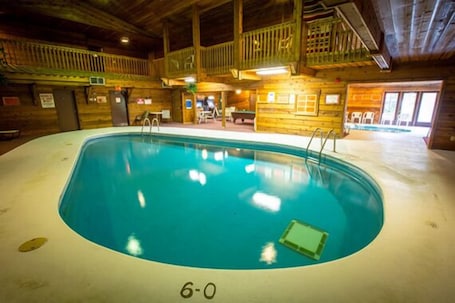 Una piscina cubierta. Lumberjack Inn