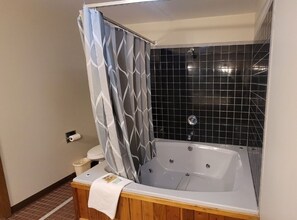 Standard Room, 1 King Bed | Bathroom