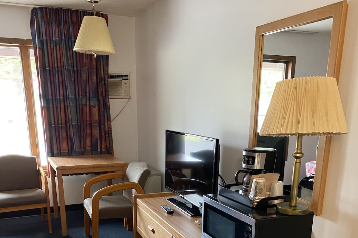 Standard Room, 1 Queen Bed | Living area | 32-inch TV with cable channels