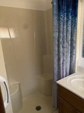 Standard Room, 1 Queen Bed | Bathroom | Hair dryer, towels, soap, shampoo - Lumberjack Inn (Hayward)