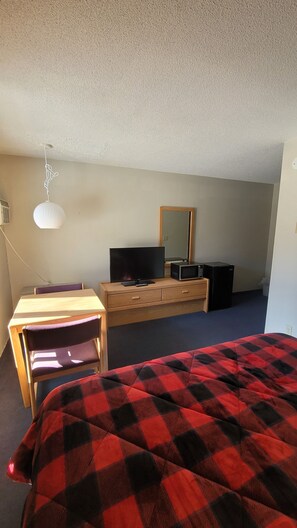 Standard Room, 1 King Bed | Living area | 32-inch TV with cable channels