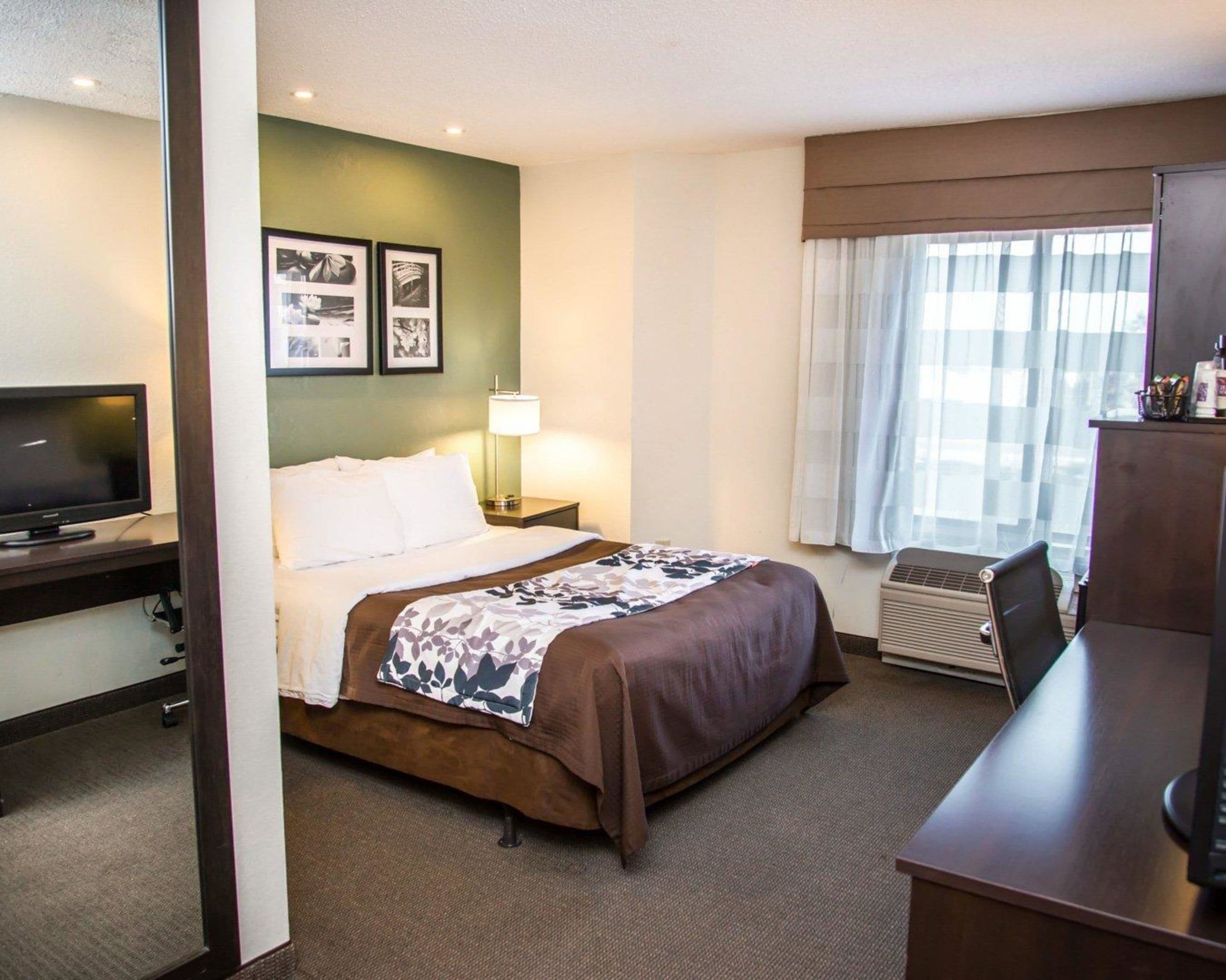 Desk, laptop workspace, iron/ironing board, rollaway beds